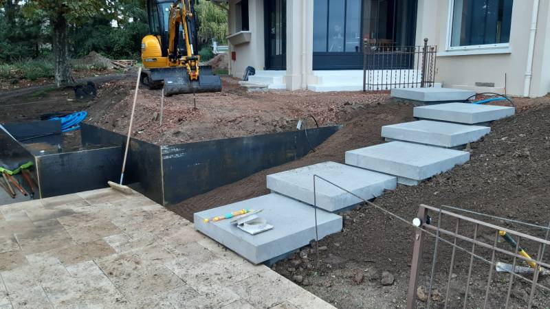 Aménagement extérieur d'un escalier en marche suspendues sur mesure en carrelage à Roanne